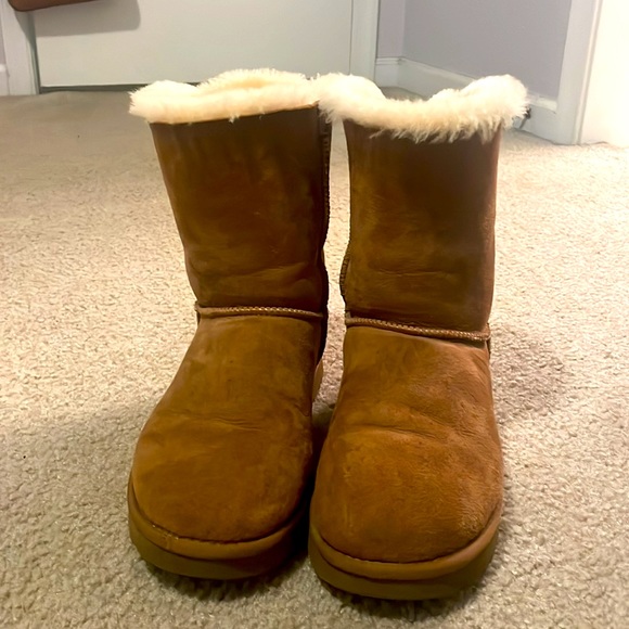 Uggs with bows on the back - Picture 3 of 3